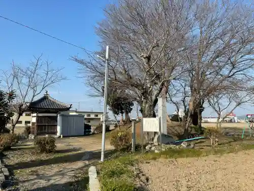 地蔵堂(千僧供古墳 地蔵尊)の{uncategorized: "未分類", other: "その他", undefined: "問題あり", building: "その他建物", grave: "お墓", sacred_gate: "鳥居", guardian: "狛犬", statue: "像", buddha: "仏像", history: "歴史", nature: "自然", garden: "庭園", animal: "動物", pagoda: "塔", temizu: "手水舎", mountain_gate: "山門・神門", sanctuary: "本殿・本堂", subordinate: "末社・摂社", art: "芸術", scenery: "景色", jizo: "地蔵", ema: "絵馬", goshuin: "御朱印", omikuji: "おみくじ", items: "授与品その他", amulet: "お守り", goshuincho: "御朱印帳", eats: "食事", festival: "お祭り", votive_dance: "神楽", shichigosan: "七五三参", wedding: "結婚式", experience: "体験その他", initially: "初詣", around: "周辺", anti_infection: "感染症対策"}
