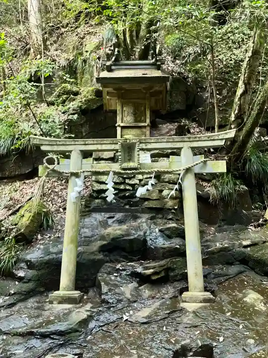 龍鎮神社の{uncategorized: "未分類", other: "その他", undefined: "問題あり", building: "その他建物", grave: "お墓", sacred_gate: "鳥居", guardian: "狛犬", statue: "像", buddha: "仏像", history: "歴史", nature: "自然", garden: "庭園", animal: "動物", pagoda: "塔", temizu: "手水舎", mountain_gate: "山門・神門", sanctuary: "本殿・本堂", subordinate: "末社・摂社", art: "芸術", scenery: "景色", jizo: "地蔵", ema: "絵馬", goshuin: "御朱印", omikuji: "おみくじ", items: "授与品その他", amulet: "お守り", goshuincho: "御朱印帳", eats: "食事", festival: "お祭り", votive_dance: "神楽", shichigosan: "七五三参", wedding: "結婚式", experience: "体験その他", initially: "初詣", around: "周辺", anti_infection: "感染症対策"}