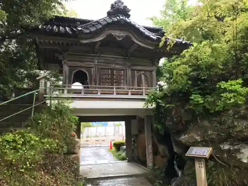 妙観院の山門