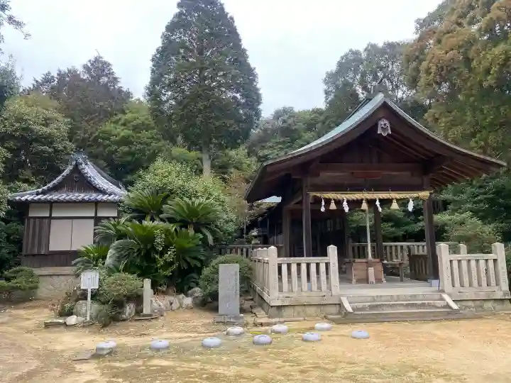 大和大圀魂神社の{uncategorized: "未分類", other: "その他", undefined: "問題あり", building: "その他建物", grave: "お墓", sacred_gate: "鳥居", guardian: "狛犬", statue: "像", buddha: "仏像", history: "歴史", nature: "自然", garden: "庭園", animal: "動物", pagoda: "塔", temizu: "手水舎", mountain_gate: "山門・神門", sanctuary: "本殿・本堂", subordinate: "末社・摂社", art: "芸術", scenery: "景色", jizo: "地蔵", ema: "絵馬", goshuin: "御朱印", omikuji: "おみくじ", items: "授与品その他", amulet: "お守り", goshuincho: "御朱印帳", eats: "食事", festival: "お祭り", votive_dance: "神楽", shichigosan: "七五三参", wedding: "結婚式", experience: "体験その他", initially: "初詣", around: "周辺", anti_infection: "感染症対策"}
