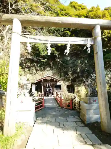 銭洗弁財天宇賀福神社の{uncategorized: "未分類", other: "その他", undefined: "問題あり", building: "その他建物", grave: "お墓", sacred_gate: "鳥居", guardian: "狛犬", statue: "像", buddha: "仏像", history: "歴史", nature: "自然", garden: "庭園", animal: "動物", pagoda: "塔", temizu: "手水舎", mountain_gate: "山門・神門", sanctuary: "本殿・本堂", subordinate: "末社・摂社", art: "芸術", scenery: "景色", jizo: "地蔵", ema: "絵馬", goshuin: "御朱印", omikuji: "おみくじ", items: "授与品その他", amulet: "お守り", goshuincho: "御朱印帳", eats: "食事", festival: "お祭り", votive_dance: "神楽", shichigosan: "七五三参", wedding: "結婚式", experience: "体験その他", initially: "初詣", around: "周辺", anti_infection: "感染症対策"}