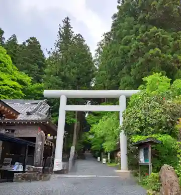 御岩神社の{uncategorized: "未分類", other: "その他", undefined: "問題あり", building: "その他建物", grave: "お墓", sacred_gate: "鳥居", guardian: "狛犬", statue: "像", buddha: "仏像", history: "歴史", nature: "自然", garden: "庭園", animal: "動物", pagoda: "塔", temizu: "手水舎", mountain_gate: "山門・神門", sanctuary: "本殿・本堂", subordinate: "末社・摂社", art: "芸術", scenery: "景色", jizo: "地蔵", ema: "絵馬", goshuin: "御朱印", omikuji: "おみくじ", items: "授与品その他", amulet: "お守り", goshuincho: "御朱印帳", eats: "食事", festival: "お祭り", votive_dance: "神楽", shichigosan: "七五三参", wedding: "結婚式", experience: "体験その他", initially: "初詣", around: "周辺", anti_infection: "感染症対策"}