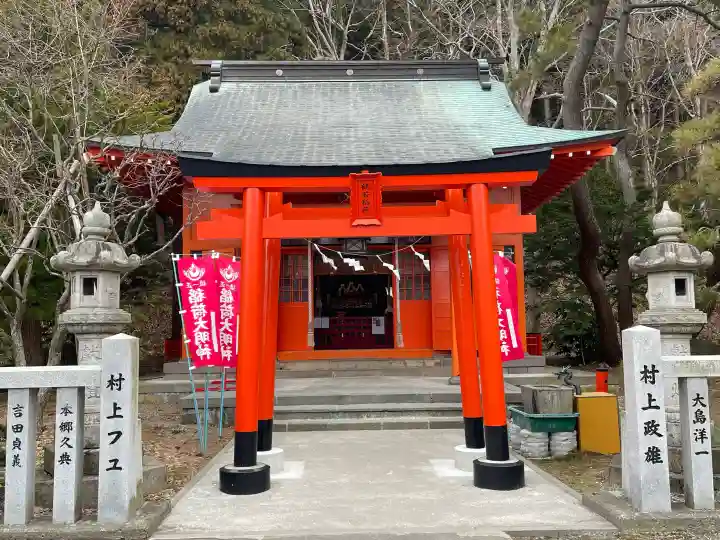 鶴若稲荷神社の{uncategorized: "未分類", other: "その他", undefined: "問題あり", building: "その他建物", grave: "お墓", sacred_gate: "鳥居", guardian: "狛犬", statue: "像", buddha: "仏像", history: "歴史", nature: "自然", garden: "庭園", animal: "動物", pagoda: "塔", temizu: "手水舎", mountain_gate: "山門・神門", sanctuary: "本殿・本堂", subordinate: "末社・摂社", art: "芸術", scenery: "景色", jizo: "地蔵", ema: "絵馬", goshuin: "御朱印", omikuji: "おみくじ", items: "授与品その他", amulet: "お守り", goshuincho: "御朱印帳", eats: "食事", festival: "お祭り", votive_dance: "神楽", shichigosan: "七五三参", wedding: "結婚式", experience: "体験その他", initially: "初詣", around: "周辺", anti_infection: "感染症対策"}