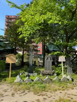 善知鳥神社の{uncategorized: "未分類", other: "その他", undefined: "問題あり", building: "その他建物", grave: "お墓", sacred_gate: "鳥居", guardian: "狛犬", statue: "像", buddha: "仏像", history: "歴史", nature: "自然", garden: "庭園", animal: "動物", pagoda: "塔", temizu: "手水舎", mountain_gate: "山門・神門", sanctuary: "本殿・本堂", subordinate: "末社・摂社", art: "芸術", scenery: "景色", jizo: "地蔵", ema: "絵馬", goshuin: "御朱印", omikuji: "おみくじ", items: "授与品その他", amulet: "お守り", goshuincho: "御朱印帳", eats: "食事", festival: "お祭り", votive_dance: "神楽", shichigosan: "七五三参", wedding: "結婚式", experience: "体験その他", initially: "初詣", around: "周辺", anti_infection: "感染症対策"}