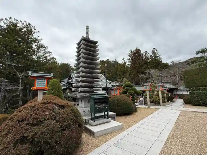 霊山寺の{uncategorized: "未分類", other: "その他", undefined: "問題あり", building: "その他建物", grave: "お墓", sacred_gate: "鳥居", guardian: "狛犬", statue: "像", buddha: "仏像", history: "歴史", nature: "自然", garden: "庭園", animal: "動物", pagoda: "塔", temizu: "手水舎", mountain_gate: "山門・神門", sanctuary: "本殿・本堂", subordinate: "末社・摂社", art: "芸術", scenery: "景色", jizo: "地蔵", ema: "絵馬", goshuin: "御朱印", omikuji: "おみくじ", items: "授与品その他", amulet: "お守り", goshuincho: "御朱印帳", eats: "食事", festival: "お祭り", votive_dance: "神楽", shichigosan: "七五三参", wedding: "結婚式", experience: "体験その他", initially: "初詣", around: "周辺", anti_infection: "感染症対策"}