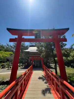 高山稲荷神社の{uncategorized: "未分類", other: "その他", undefined: "問題あり", building: "その他建物", grave: "お墓", sacred_gate: "鳥居", guardian: "狛犬", statue: "像", buddha: "仏像", history: "歴史", nature: "自然", garden: "庭園", animal: "動物", pagoda: "塔", temizu: "手水舎", mountain_gate: "山門・神門", sanctuary: "本殿・本堂", subordinate: "末社・摂社", art: "芸術", scenery: "景色", jizo: "地蔵", ema: "絵馬", goshuin: "御朱印", omikuji: "おみくじ", items: "授与品その他", amulet: "お守り", goshuincho: "御朱印帳", eats: "食事", festival: "お祭り", votive_dance: "神楽", shichigosan: "七五三参", wedding: "結婚式", experience: "体験その他", initially: "初詣", around: "周辺", anti_infection: "感染症対策"}