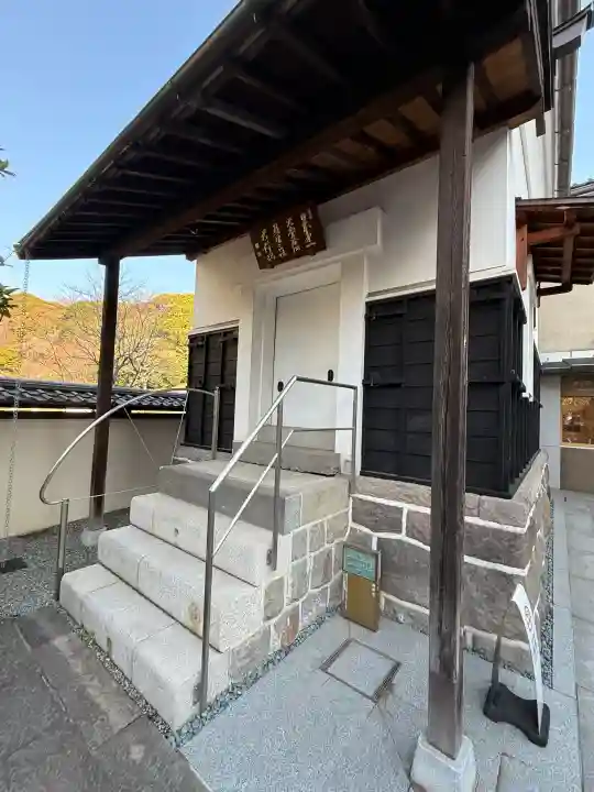 増上寺塔頭 妙定院の{uncategorized: "未分類", other: "その他", undefined: "問題あり", building: "その他建物", grave: "お墓", sacred_gate: "鳥居", guardian: "狛犬", statue: "像", buddha: "仏像", history: "歴史", nature: "自然", garden: "庭園", animal: "動物", pagoda: "塔", temizu: "手水舎", mountain_gate: "山門・神門", sanctuary: "本殿・本堂", subordinate: "末社・摂社", art: "芸術", scenery: "景色", jizo: "地蔵", ema: "絵馬", goshuin: "御朱印", omikuji: "おみくじ", items: "授与品その他", amulet: "お守り", goshuincho: "御朱印帳", eats: "食事", festival: "お祭り", votive_dance: "神楽", shichigosan: "七五三参", wedding: "結婚式", experience: "体験その他", initially: "初詣", around: "周辺", anti_infection: "感染症対策"}