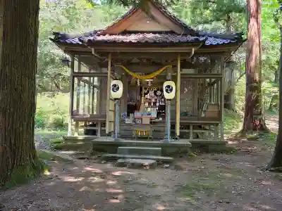 礒部神社の{uncategorized: "未分類", other: "その他", undefined: "問題あり", building: "その他建物", grave: "お墓", sacred_gate: "鳥居", guardian: "狛犬", statue: "像", buddha: "仏像", history: "歴史", nature: "自然", garden: "庭園", animal: "動物", pagoda: "塔", temizu: "手水舎", mountain_gate: "山門・神門", sanctuary: "本殿・本堂", subordinate: "末社・摂社", art: "芸術", scenery: "景色", jizo: "地蔵", ema: "絵馬", goshuin: "御朱印", omikuji: "おみくじ", items: "授与品その他", amulet: "お守り", goshuincho: "御朱印帳", eats: "食事", festival: "お祭り", votive_dance: "神楽", shichigosan: "七五三参", wedding: "結婚式", experience: "体験その他", initially: "初詣", around: "周辺", anti_infection: "感染症対策"}