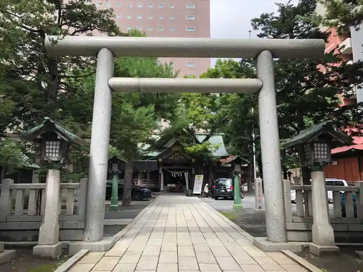 三吉神社の鳥居