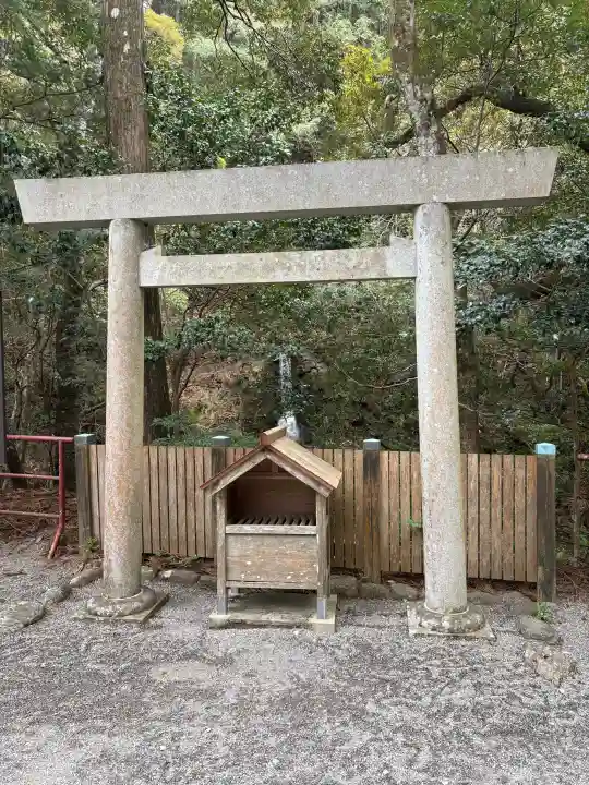 頭之宮四方神社の{uncategorized: "未分類", other: "その他", undefined: "問題あり", building: "その他建物", grave: "お墓", sacred_gate: "鳥居", guardian: "狛犬", statue: "像", buddha: "仏像", history: "歴史", nature: "自然", garden: "庭園", animal: "動物", pagoda: "塔", temizu: "手水舎", mountain_gate: "山門・神門", sanctuary: "本殿・本堂", subordinate: "末社・摂社", art: "芸術", scenery: "景色", jizo: "地蔵", ema: "絵馬", goshuin: "御朱印", omikuji: "おみくじ", items: "授与品その他", amulet: "お守り", goshuincho: "御朱印帳", eats: "食事", festival: "お祭り", votive_dance: "神楽", shichigosan: "七五三参", wedding: "結婚式", experience: "体験その他", initially: "初詣", around: "周辺", anti_infection: "感染症対策"}