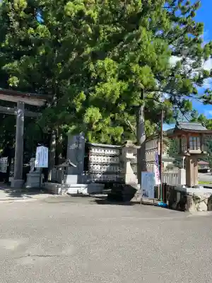 熊野本宮大社の{uncategorized: "未分類", other: "その他", undefined: "問題あり", building: "その他建物", grave: "お墓", sacred_gate: "鳥居", guardian: "狛犬", statue: "像", buddha: "仏像", history: "歴史", nature: "自然", garden: "庭園", animal: "動物", pagoda: "塔", temizu: "手水舎", mountain_gate: "山門・神門", sanctuary: "本殿・本堂", subordinate: "末社・摂社", art: "芸術", scenery: "景色", jizo: "地蔵", ema: "絵馬", goshuin: "御朱印", omikuji: "おみくじ", items: "授与品その他", amulet: "お守り", goshuincho: "御朱印帳", eats: "食事", festival: "お祭り", votive_dance: "神楽", shichigosan: "七五三参", wedding: "結婚式", experience: "体験その他", initially: "初詣", around: "周辺", anti_infection: "感染症対策"}