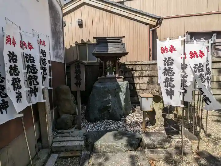 浅間社の{uncategorized: "未分類", other: "その他", undefined: "問題あり", building: "その他建物", grave: "お墓", sacred_gate: "鳥居", guardian: "狛犬", statue: "像", buddha: "仏像", history: "歴史", nature: "自然", garden: "庭園", animal: "動物", pagoda: "塔", temizu: "手水舎", mountain_gate: "山門・神門", sanctuary: "本殿・本堂", subordinate: "末社・摂社", art: "芸術", scenery: "景色", jizo: "地蔵", ema: "絵馬", goshuin: "御朱印", omikuji: "おみくじ", items: "授与品その他", amulet: "お守り", goshuincho: "御朱印帳", eats: "食事", festival: "お祭り", votive_dance: "神楽", shichigosan: "七五三参", wedding: "結婚式", experience: "体験その他", initially: "初詣", around: "周辺", anti_infection: "感染症対策"}
