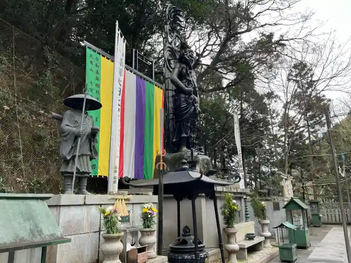 大本山七宝瀧寺の{uncategorized: "未分類", other: "その他", undefined: "問題あり", building: "その他建物", grave: "お墓", sacred_gate: "鳥居", guardian: "狛犬", statue: "像", buddha: "仏像", history: "歴史", nature: "自然", garden: "庭園", animal: "動物", pagoda: "塔", temizu: "手水舎", mountain_gate: "山門・神門", sanctuary: "本殿・本堂", subordinate: "末社・摂社", art: "芸術", scenery: "景色", jizo: "地蔵", ema: "絵馬", goshuin: "御朱印", omikuji: "おみくじ", items: "授与品その他", amulet: "お守り", goshuincho: "御朱印帳", eats: "食事", festival: "お祭り", votive_dance: "神楽", shichigosan: "七五三参", wedding: "結婚式", experience: "体験その他", initially: "初詣", around: "周辺", anti_infection: "感染症対策"}