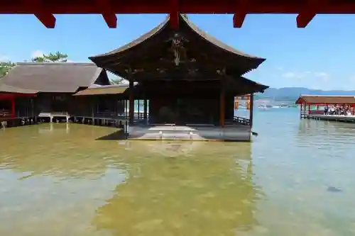 厳島神社の本殿