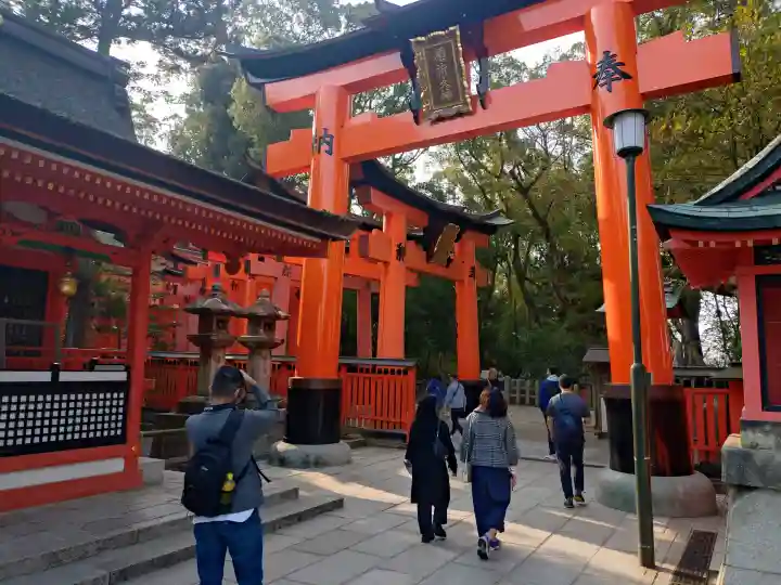 伏見稲荷大社の{uncategorized: "未分類", other: "その他", undefined: "問題あり", building: "その他建物", grave: "お墓", sacred_gate: "鳥居", guardian: "狛犬", statue: "像", buddha: "仏像", history: "歴史", nature: "自然", garden: "庭園", animal: "動物", pagoda: "塔", temizu: "手水舎", mountain_gate: "山門・神門", sanctuary: "本殿・本堂", subordinate: "末社・摂社", art: "芸術", scenery: "景色", jizo: "地蔵", ema: "絵馬", goshuin: "御朱印", omikuji: "おみくじ", items: "授与品その他", amulet: "お守り", goshuincho: "御朱印帳", eats: "食事", festival: "お祭り", votive_dance: "神楽", shichigosan: "七五三参", wedding: "結婚式", experience: "体験その他", initially: "初詣", around: "周辺", anti_infection: "感染症対策"}