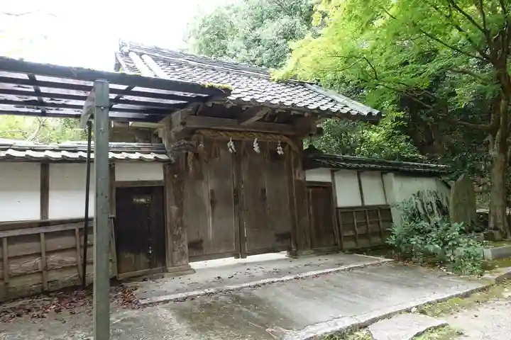敢國神社の山門・神門