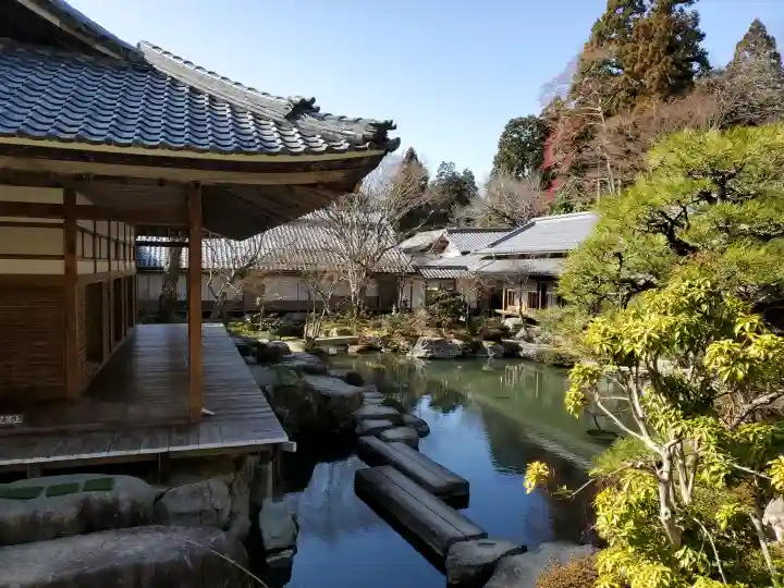 百済寺の{uncategorized: "未分類", other: "その他", undefined: "問題あり", building: "その他建物", grave: "お墓", sacred_gate: "鳥居", guardian: "狛犬", statue: "像", buddha: "仏像", history: "歴史", nature: "自然", garden: "庭園", animal: "動物", pagoda: "塔", temizu: "手水舎", mountain_gate: "山門・神門", sanctuary: "本殿・本堂", subordinate: "末社・摂社", art: "芸術", scenery: "景色", jizo: "地蔵", ema: "絵馬", goshuin: "御朱印", omikuji: "おみくじ", items: "授与品その他", amulet: "お守り", goshuincho: "御朱印帳", eats: "食事", festival: "お祭り", votive_dance: "神楽", shichigosan: "七五三参", wedding: "結婚式", experience: "体験その他", initially: "初詣", around: "周辺", anti_infection: "感染症対策"}
