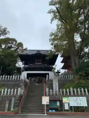 布施弁天 東海寺の山門・神門