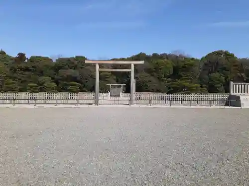 神武天皇陵（畝傍山東北陵）の{uncategorized: "未分類", other: "その他", undefined: "問題あり", building: "その他建物", grave: "お墓", sacred_gate: "鳥居", guardian: "狛犬", statue: "像", buddha: "仏像", history: "歴史", nature: "自然", garden: "庭園", animal: "動物", pagoda: "塔", temizu: "手水舎", mountain_gate: "山門・神門", sanctuary: "本殿・本堂", subordinate: "末社・摂社", art: "芸術", scenery: "景色", jizo: "地蔵", ema: "絵馬", goshuin: "御朱印", omikuji: "おみくじ", items: "授与品その他", amulet: "お守り", goshuincho: "御朱印帳", eats: "食事", festival: "お祭り", votive_dance: "神楽", shichigosan: "七五三参", wedding: "結婚式", experience: "体験その他", initially: "初詣", around: "周辺", anti_infection: "感染症対策"}