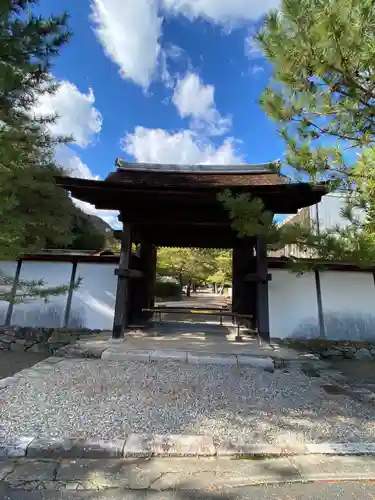 洞春寺の山門