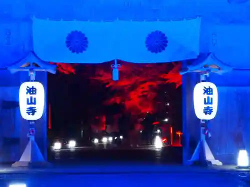 目の霊山　油山寺の山門・神門