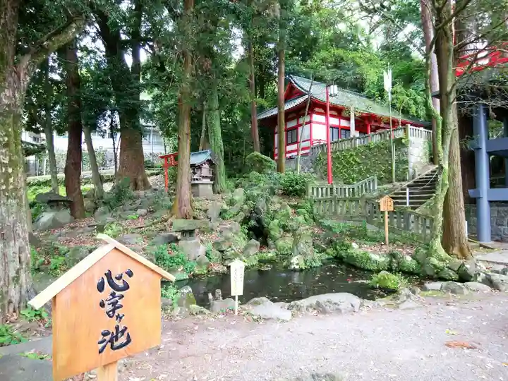 八幡朝見神社の庭園
