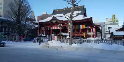 成田山札幌別院新栄寺の本殿・本堂