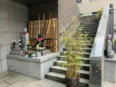 良信院の{uncategorized: "未分類", other: "その他", undefined: "問題あり", building: "その他建物", grave: "お墓", sacred_gate: "鳥居", guardian: "狛犬", statue: "像", buddha: "仏像", history: "歴史", nature: "自然", garden: "庭園", animal: "動物", pagoda: "塔", temizu: "手水舎", mountain_gate: "山門・神門", sanctuary: "本殿・本堂", subordinate: "末社・摂社", art: "芸術", scenery: "景色", jizo: "地蔵", ema: "絵馬", goshuin: "御朱印", omikuji: "おみくじ", items: "授与品その他", amulet: "お守り", goshuincho: "御朱印帳", eats: "食事", festival: "お祭り", votive_dance: "神楽", shichigosan: "七五三参", wedding: "結婚式", experience: "体験その他", initially: "初詣", around: "周辺", anti_infection: "感染症対策"}
