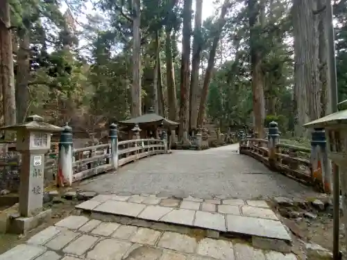 高野山金剛峯寺奥の院の{uncategorized: "未分類", other: "その他", undefined: "問題あり", building: "その他建物", grave: "お墓", sacred_gate: "鳥居", guardian: "狛犬", statue: "像", buddha: "仏像", history: "歴史", nature: "自然", garden: "庭園", animal: "動物", pagoda: "塔", temizu: "手水舎", mountain_gate: "山門・神門", sanctuary: "本殿・本堂", subordinate: "末社・摂社", art: "芸術", scenery: "景色", jizo: "地蔵", ema: "絵馬", goshuin: "御朱印", omikuji: "おみくじ", items: "授与品その他", amulet: "お守り", goshuincho: "御朱印帳", eats: "食事", festival: "お祭り", votive_dance: "神楽", shichigosan: "七五三参", wedding: "結婚式", experience: "体験その他", initially: "初詣", around: "周辺", anti_infection: "感染症対策"}