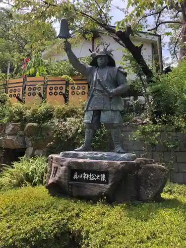 真田山 三光神社の像