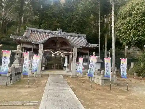 井関三神社の{uncategorized: "未分類", other: "その他", undefined: "問題あり", building: "その他建物", grave: "お墓", sacred_gate: "鳥居", guardian: "狛犬", statue: "像", buddha: "仏像", history: "歴史", nature: "自然", garden: "庭園", animal: "動物", pagoda: "塔", temizu: "手水舎", mountain_gate: "山門・神門", sanctuary: "本殿・本堂", subordinate: "末社・摂社", art: "芸術", scenery: "景色", jizo: "地蔵", ema: "絵馬", goshuin: "御朱印", omikuji: "おみくじ", items: "授与品その他", amulet: "お守り", goshuincho: "御朱印帳", eats: "食事", festival: "お祭り", votive_dance: "神楽", shichigosan: "七五三参", wedding: "結婚式", experience: "体験その他", initially: "初詣", around: "周辺", anti_infection: "感染症対策"}