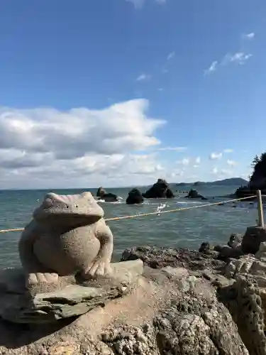 二見興玉神社の{uncategorized: "未分類", other: "その他", undefined: "問題あり", building: "その他建物", grave: "お墓", sacred_gate: "鳥居", guardian: "狛犬", statue: "像", buddha: "仏像", history: "歴史", nature: "自然", garden: "庭園", animal: "動物", pagoda: "塔", temizu: "手水舎", mountain_gate: "山門・神門", sanctuary: "本殿・本堂", subordinate: "末社・摂社", art: "芸術", scenery: "景色", jizo: "地蔵", ema: "絵馬", goshuin: "御朱印", omikuji: "おみくじ", items: "授与品その他", amulet: "お守り", goshuincho: "御朱印帳", eats: "食事", festival: "お祭り", votive_dance: "神楽", shichigosan: "七五三参", wedding: "結婚式", experience: "体験その他", initially: "初詣", around: "周辺", anti_infection: "感染症対策"}