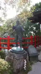 八大神社の像