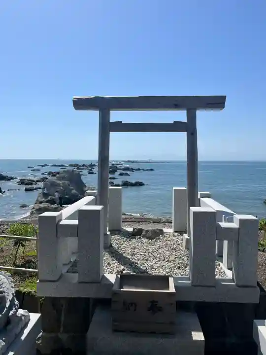 森戸大明神(森戸神社)の{uncategorized: "未分類", other: "その他", undefined: "問題あり", building: "その他建物", grave: "お墓", sacred_gate: "鳥居", guardian: "狛犬", statue: "像", buddha: "仏像", history: "歴史", nature: "自然", garden: "庭園", animal: "動物", pagoda: "塔", temizu: "手水舎", mountain_gate: "山門・神門", sanctuary: "本殿・本堂", subordinate: "末社・摂社", art: "芸術", scenery: "景色", jizo: "地蔵", ema: "絵馬", goshuin: "御朱印", omikuji: "おみくじ", items: "授与品その他", amulet: "お守り", goshuincho: "御朱印帳", eats: "食事", festival: "お祭り", votive_dance: "神楽", shichigosan: "七五三参", wedding: "結婚式", experience: "体験その他", initially: "初詣", around: "周辺", anti_infection: "感染症対策"}