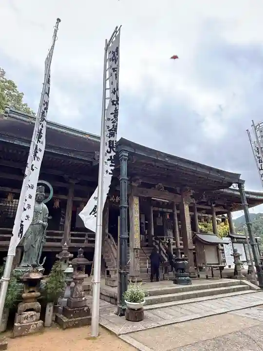 青岸渡寺の{uncategorized: "未分類", other: "その他", undefined: "問題あり", building: "その他建物", grave: "お墓", sacred_gate: "鳥居", guardian: "狛犬", statue: "像", buddha: "仏像", history: "歴史", nature: "自然", garden: "庭園", animal: "動物", pagoda: "塔", temizu: "手水舎", mountain_gate: "山門・神門", sanctuary: "本殿・本堂", subordinate: "末社・摂社", art: "芸術", scenery: "景色", jizo: "地蔵", ema: "絵馬", goshuin: "御朱印", omikuji: "おみくじ", items: "授与品その他", amulet: "お守り", goshuincho: "御朱印帳", eats: "食事", festival: "お祭り", votive_dance: "神楽", shichigosan: "七五三参", wedding: "結婚式", experience: "体験その他", initially: "初詣", around: "周辺", anti_infection: "感染症対策"}
