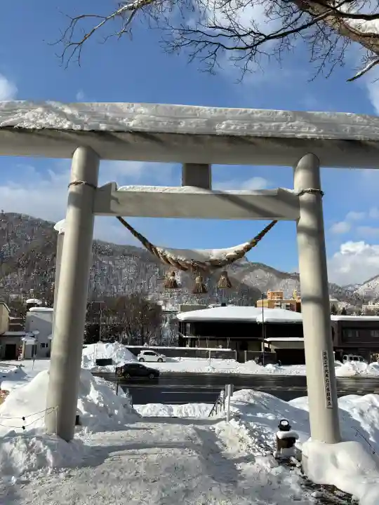 定山渓神社の{uncategorized: "未分類", other: "その他", undefined: "問題あり", building: "その他建物", grave: "お墓", sacred_gate: "鳥居", guardian: "狛犬", statue: "像", buddha: "仏像", history: "歴史", nature: "自然", garden: "庭園", animal: "動物", pagoda: "塔", temizu: "手水舎", mountain_gate: "山門・神門", sanctuary: "本殿・本堂", subordinate: "末社・摂社", art: "芸術", scenery: "景色", jizo: "地蔵", ema: "絵馬", goshuin: "御朱印", omikuji: "おみくじ", items: "授与品その他", amulet: "お守り", goshuincho: "御朱印帳", eats: "食事", festival: "お祭り", votive_dance: "神楽", shichigosan: "七五三参", wedding: "結婚式", experience: "体験その他", initially: "初詣", around: "周辺", anti_infection: "感染症対策"}