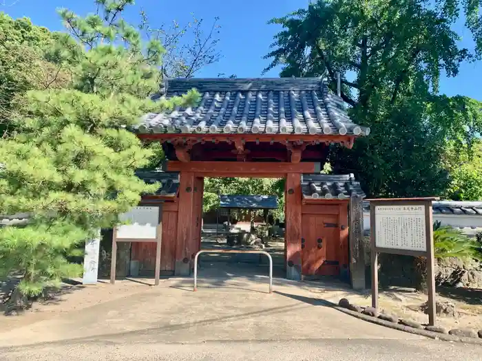 本光寺の山門