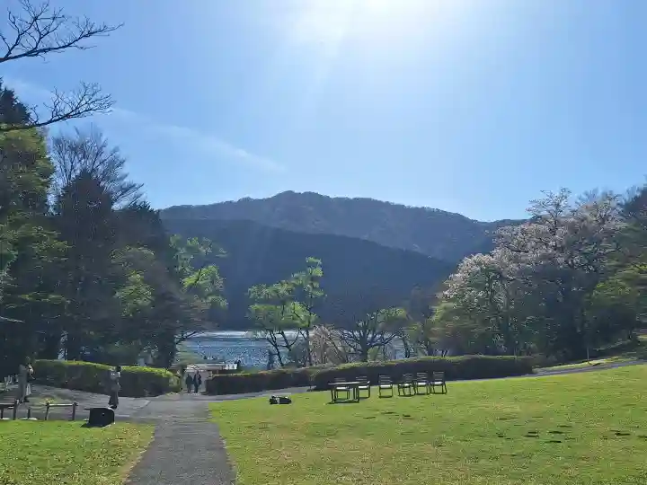 九頭龍神社本宮の{uncategorized: "未分類", other: "その他", undefined: "問題あり", building: "その他建物", grave: "お墓", sacred_gate: "鳥居", guardian: "狛犬", statue: "像", buddha: "仏像", history: "歴史", nature: "自然", garden: "庭園", animal: "動物", pagoda: "塔", temizu: "手水舎", mountain_gate: "山門・神門", sanctuary: "本殿・本堂", subordinate: "末社・摂社", art: "芸術", scenery: "景色", jizo: "地蔵", ema: "絵馬", goshuin: "御朱印", omikuji: "おみくじ", items: "授与品その他", amulet: "お守り", goshuincho: "御朱印帳", eats: "食事", festival: "お祭り", votive_dance: "神楽", shichigosan: "七五三参", wedding: "結婚式", experience: "体験その他", initially: "初詣", around: "周辺", anti_infection: "感染症対策"}