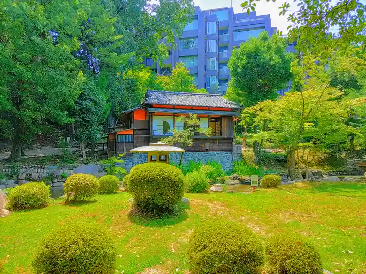 豊彦稲荷社(法王町)の庭園