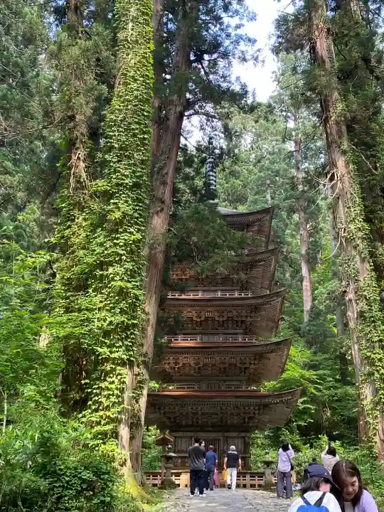 羽黒山五重塔(出羽三山神社)の{uncategorized: "未分類", other: "その他", undefined: "問題あり", building: "その他建物", grave: "お墓", sacred_gate: "鳥居", guardian: "狛犬", statue: "像", buddha: "仏像", history: "歴史", nature: "自然", garden: "庭園", animal: "動物", pagoda: "塔", temizu: "手水舎", mountain_gate: "山門・神門", sanctuary: "本殿・本堂", subordinate: "末社・摂社", art: "芸術", scenery: "景色", jizo: "地蔵", ema: "絵馬", goshuin: "御朱印", omikuji: "おみくじ", items: "授与品その他", amulet: "お守り", goshuincho: "御朱印帳", eats: "食事", festival: "お祭り", votive_dance: "神楽", shichigosan: "七五三参", wedding: "結婚式", experience: "体験その他", initially: "初詣", around: "周辺", anti_infection: "感染症対策"}