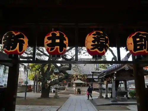 新井薬師（梅照院）の山門