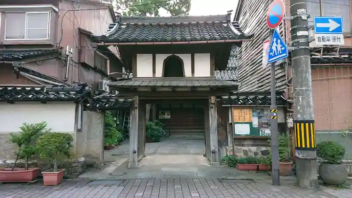 徳栄寺の山門・神門