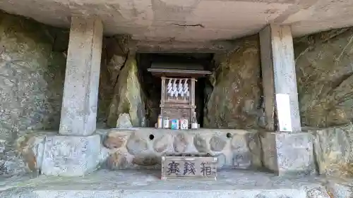 三峯神社の{uncategorized: "未分類", other: "その他", undefined: "問題あり", building: "その他建物", grave: "お墓", sacred_gate: "鳥居", guardian: "狛犬", statue: "像", buddha: "仏像", history: "歴史", nature: "自然", garden: "庭園", animal: "動物", pagoda: "塔", temizu: "手水舎", mountain_gate: "山門・神門", sanctuary: "本殿・本堂", subordinate: "末社・摂社", art: "芸術", scenery: "景色", jizo: "地蔵", ema: "絵馬", goshuin: "御朱印", omikuji: "おみくじ", items: "授与品その他", amulet: "お守り", goshuincho: "御朱印帳", eats: "食事", festival: "お祭り", votive_dance: "神楽", shichigosan: "七五三参", wedding: "結婚式", experience: "体験その他", initially: "初詣", around: "周辺", anti_infection: "感染症対策"}