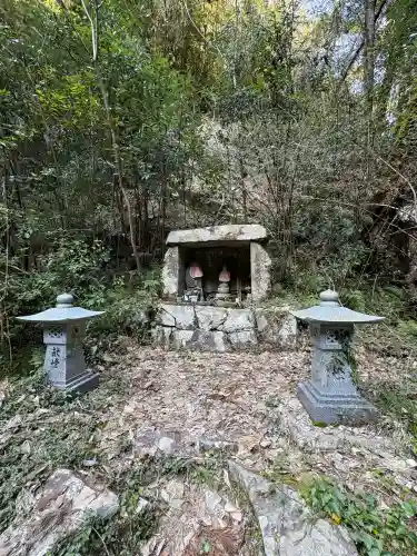 観音滝観音の{uncategorized: "未分類", other: "その他", undefined: "問題あり", building: "その他建物", grave: "お墓", sacred_gate: "鳥居", guardian: "狛犬", statue: "像", buddha: "仏像", history: "歴史", nature: "自然", garden: "庭園", animal: "動物", pagoda: "塔", temizu: "手水舎", mountain_gate: "山門・神門", sanctuary: "本殿・本堂", subordinate: "末社・摂社", art: "芸術", scenery: "景色", jizo: "地蔵", ema: "絵馬", goshuin: "御朱印", omikuji: "おみくじ", items: "授与品その他", amulet: "お守り", goshuincho: "御朱印帳", eats: "食事", festival: "お祭り", votive_dance: "神楽", shichigosan: "七五三参", wedding: "結婚式", experience: "体験その他", initially: "初詣", around: "周辺", anti_infection: "感染症対策"}