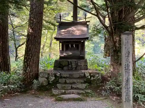 穂高神社奥宮の末社