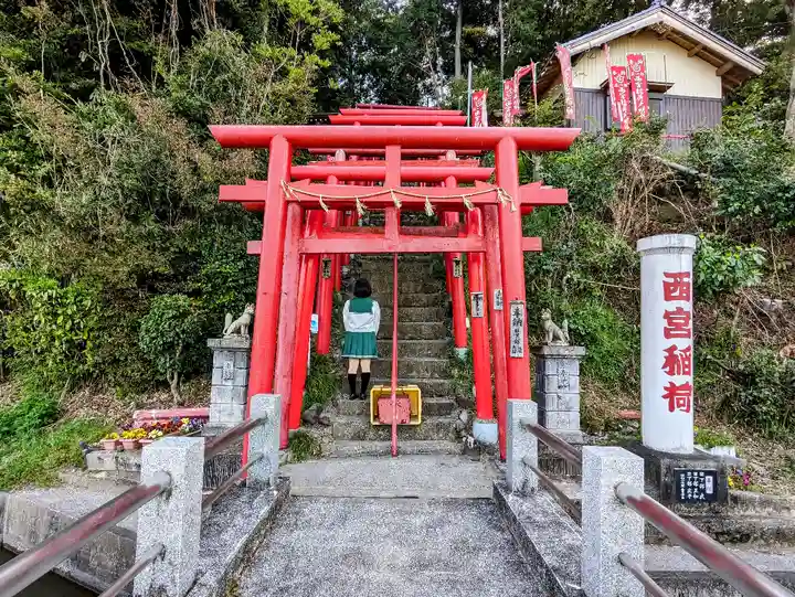 西宮稲荷の鳥居