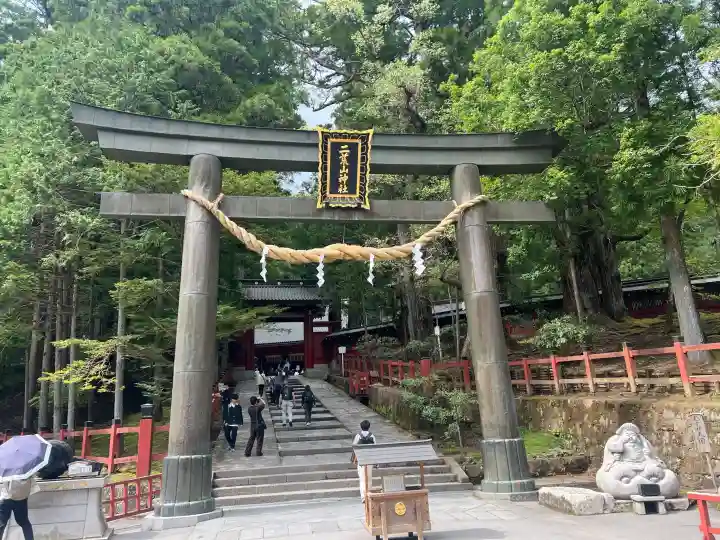 日光二荒山神社の{uncategorized: "未分類", other: "その他", undefined: "問題あり", building: "その他建物", grave: "お墓", sacred_gate: "鳥居", guardian: "狛犬", statue: "像", buddha: "仏像", history: "歴史", nature: "自然", garden: "庭園", animal: "動物", pagoda: "塔", temizu: "手水舎", mountain_gate: "山門・神門", sanctuary: "本殿・本堂", subordinate: "末社・摂社", art: "芸術", scenery: "景色", jizo: "地蔵", ema: "絵馬", goshuin: "御朱印", omikuji: "おみくじ", items: "授与品その他", amulet: "お守り", goshuincho: "御朱印帳", eats: "食事", festival: "お祭り", votive_dance: "神楽", shichigosan: "七五三参", wedding: "結婚式", experience: "体験その他", initially: "初詣", around: "周辺", anti_infection: "感染症対策"}