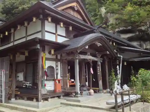 宝珠山 立石寺の本殿