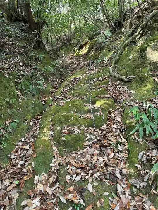 比婆山久米神社(奥の宮)の{uncategorized: "未分類", other: "その他", undefined: "問題あり", building: "その他建物", grave: "お墓", sacred_gate: "鳥居", guardian: "狛犬", statue: "像", buddha: "仏像", history: "歴史", nature: "自然", garden: "庭園", animal: "動物", pagoda: "塔", temizu: "手水舎", mountain_gate: "山門・神門", sanctuary: "本殿・本堂", subordinate: "末社・摂社", art: "芸術", scenery: "景色", jizo: "地蔵", ema: "絵馬", goshuin: "御朱印", omikuji: "おみくじ", items: "授与品その他", amulet: "お守り", goshuincho: "御朱印帳", eats: "食事", festival: "お祭り", votive_dance: "神楽", shichigosan: "七五三参", wedding: "結婚式", experience: "体験その他", initially: "初詣", around: "周辺", anti_infection: "感染症対策"}