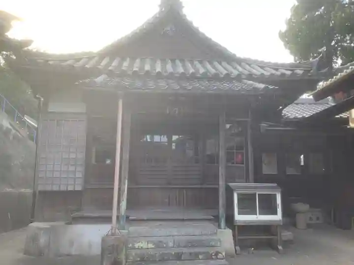 泉蔵院の本殿・本堂